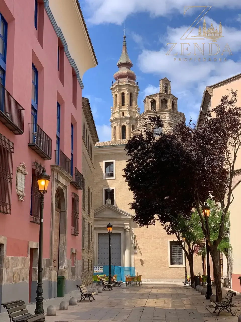 Calle histórica junto a la torre de San Pablo, ático en Romareda